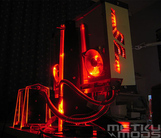 Illustration for article titled HybRed PC Casemod Gives the iMac a Severe Inferiority Complex